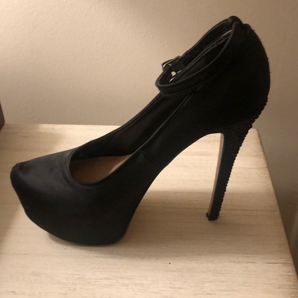 H by Halston black platform pump - Picture 3 of 5